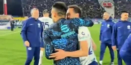 博鱼-比赛结束后，恰尔汉奥卢将队长袖标戴在了劳塔罗手臂上