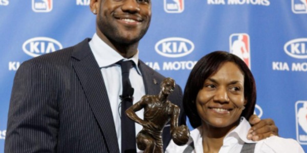 詹姆斯：妈妈生我时只有16岁 我的动力是给她买个带储藏室的房子