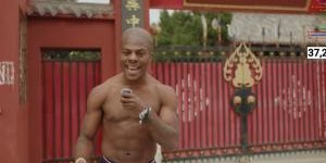 博鱼APP-光头造型！Speed中国行来到郑州少林寺，上香拜佛