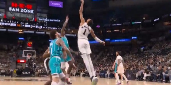 博鱼APP-这么不信邪？迪亚巴特转身勾手被文班大帽 再强攻被干扰造成24秒