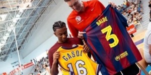 博鱼官网-巴尔德&amp;amp;加索尔互换球衣，巴萨官推晒照配文：英雄惜英雄