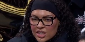 博鱼APP-四川女篮外援坎贝奇现场观看四川男篮vs广东男篮的比赛