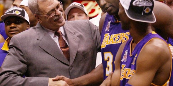 从受伤到接管比赛：00年总决赛G4鲨鱼犯满 科比扛起湖人封神印城